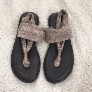 Sanuk Yoga Mat Beige Snakeskin Print Sandals